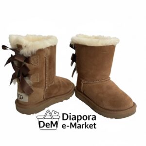 Accueil modèle : bottes ugg classiques avec des nœuds décoratifs en ruban à l'arrière pour enfants. taille 22
